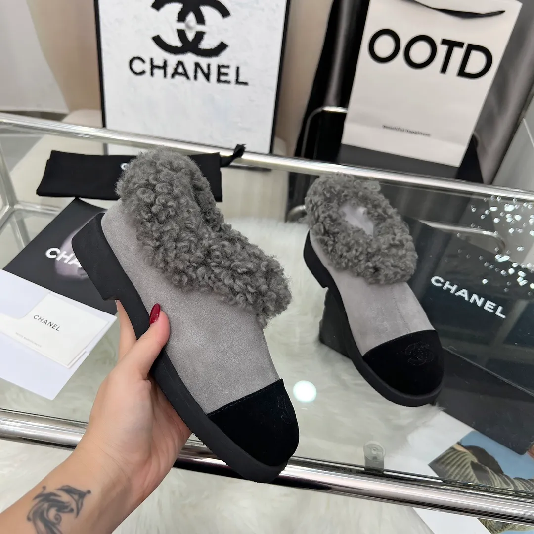 👟👟Ex-factory price 540👟👟 High version of Chanel CHANEL, 🌞🌞🌞Xiaoxiang’s latest 2025 autumn and winter short boots, a must-have item for this autumn and winter season! ! Ms. Chanel loves simple yet irresistible combinations to show her unique style. Mix and match freely to shine⚡Follow Grandma’s fashion steps! ! ! The top-notch craftsmanship and texture are perfectly presented. No matter any details, you can compare them with the counters. The best quality products can be entered and exited from the counters at will! ! ❶Material: imported cowhide/cow suede/wool ❷Lining: sheepskin lining ❸Feet: sheepskin ❹Outsole: original molded sole ❺Heel height: 3cm ❻Number of yards: 35-40 (40 and 41 are customized and non-refundable)